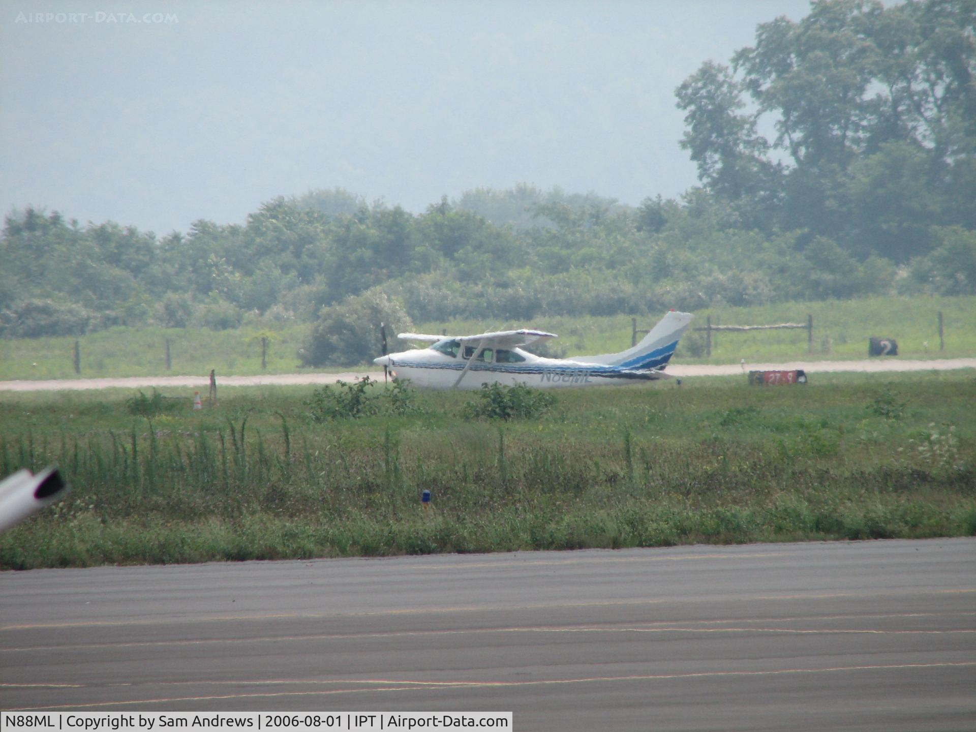 N88ML, 1979 Cessna 182Q Skylane C/N 18267701, Heading to the airport restaurant