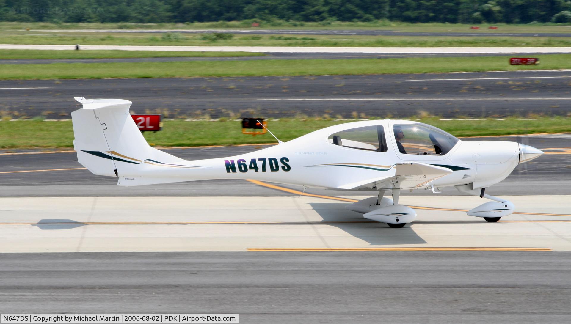 N647DS, 2006 Diamond DA-40 Diamond Star C/N 40.647, Taxing to Runway 2L