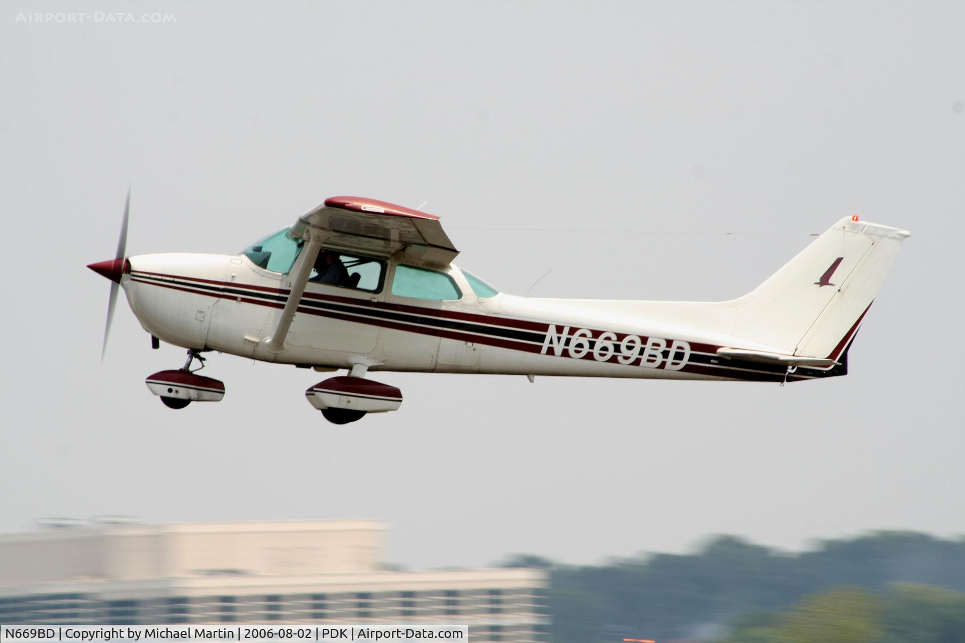 N669BD, Cessna 172N C/N 17270579, Departing Runway 34