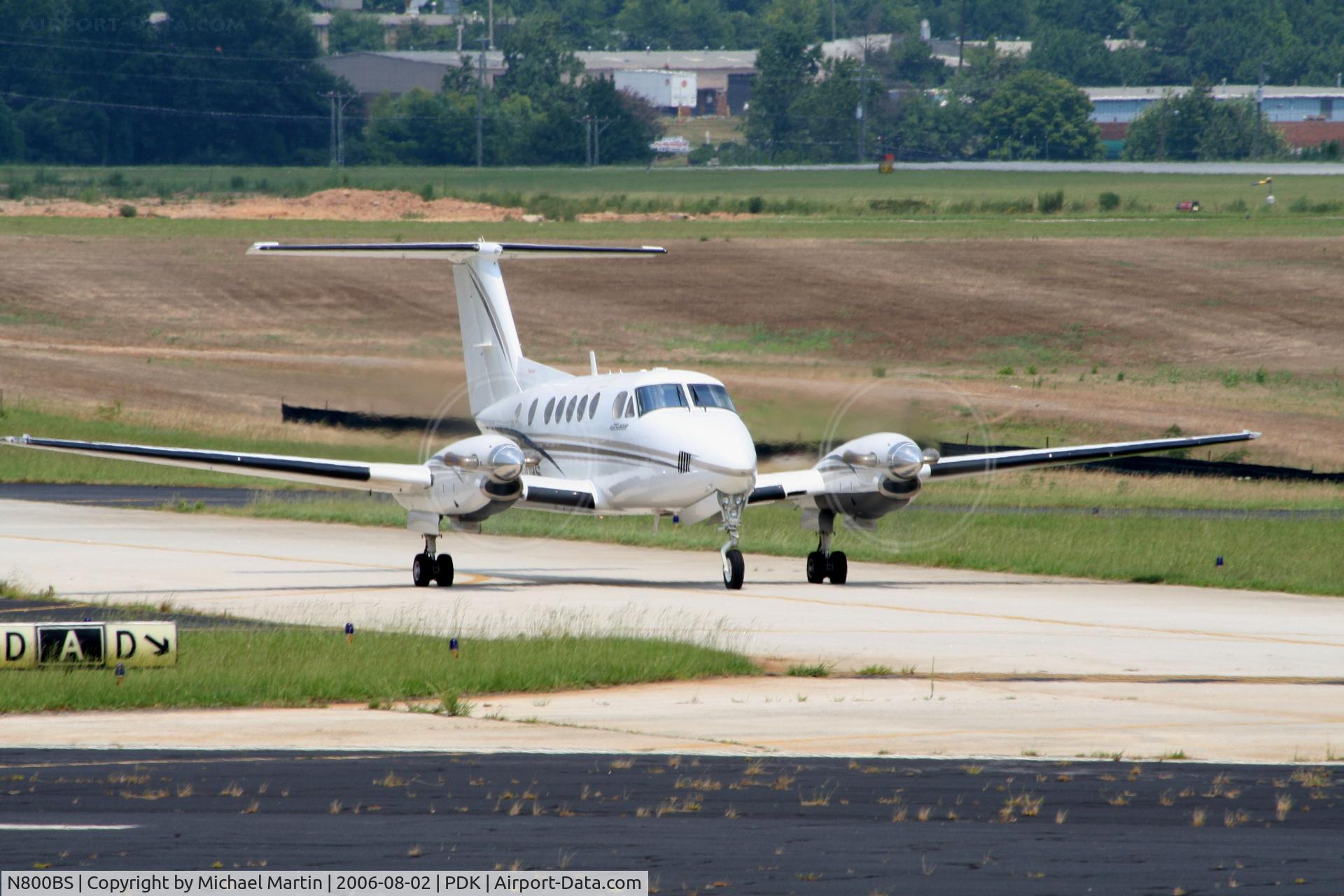 N800BS, 1998 Raytheon Aircraft Company B200 C/N BB-1620, Taxing to Runway 2R