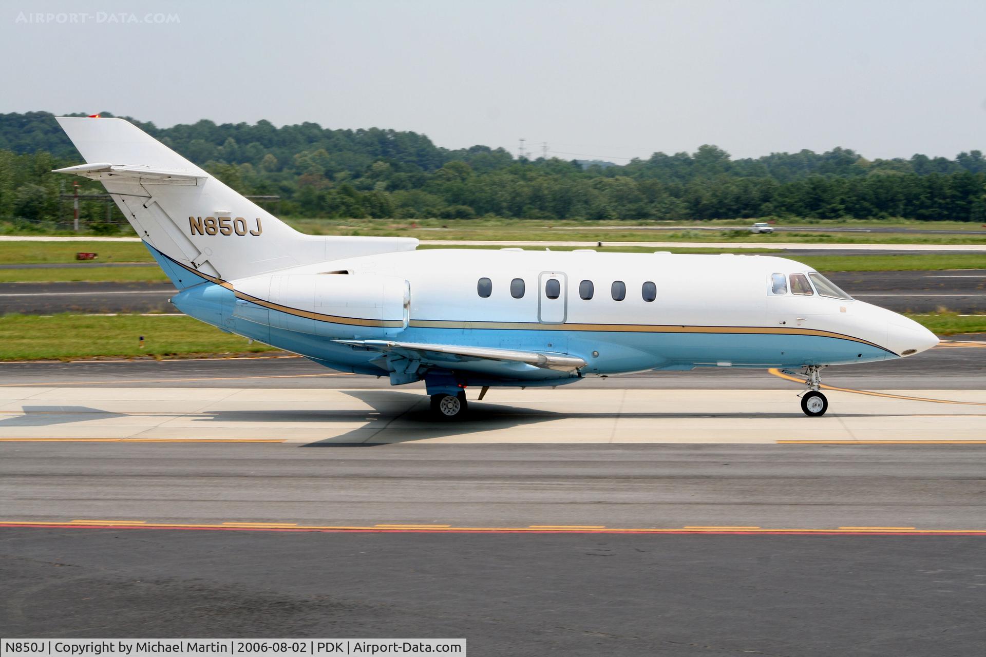 N850J, 1997 Raytheon Hawker 800XP C/N 258311, Taxing to Runway 2R