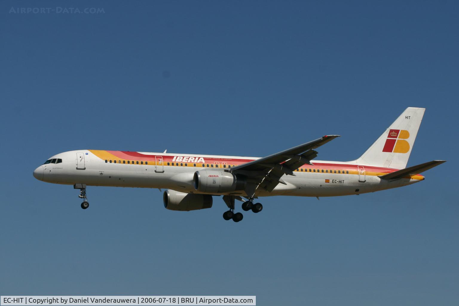 EC-HIT, 2000 Boeing 757-256 C/N 29310, GUATEMALA is about to land on rwy 25L