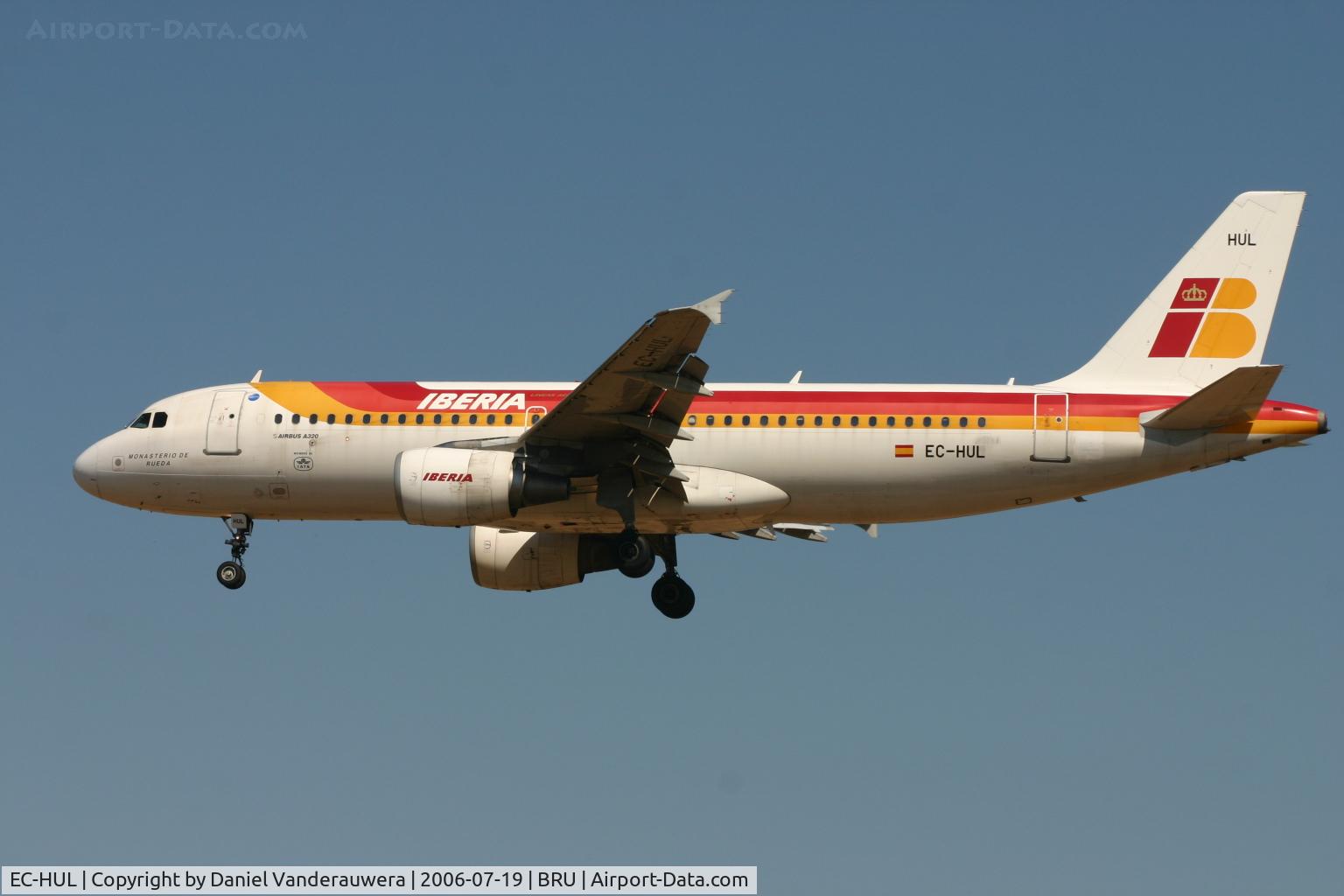 EC-HUL, 2000 Airbus A320-214 C/N 1347, flight IB4220 is about to land on rwy 25L