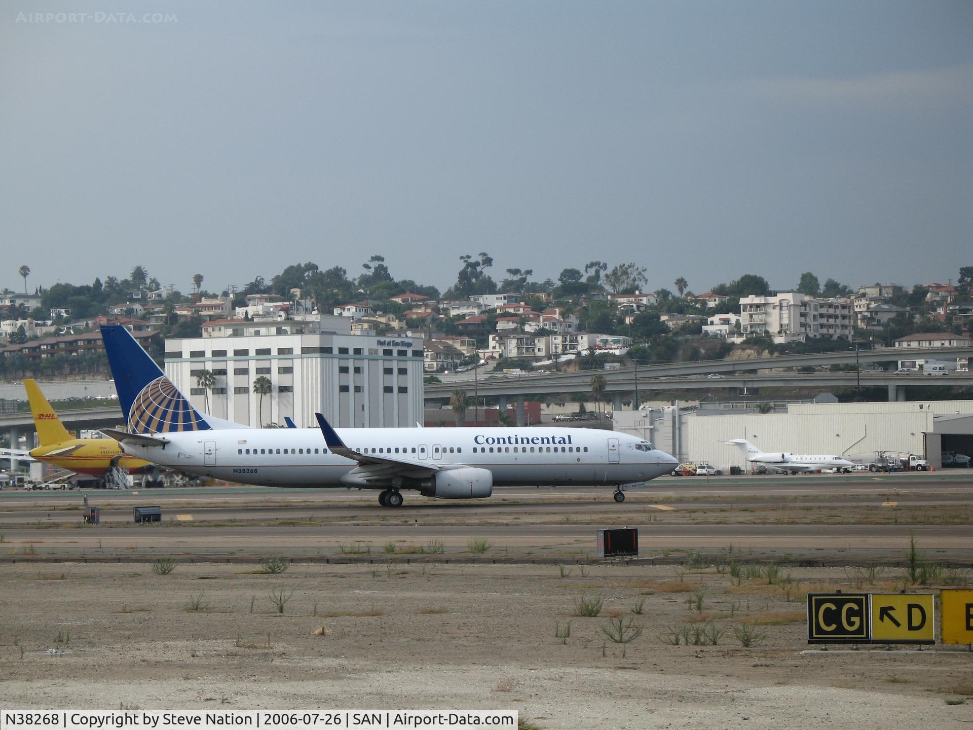 N38268, 2001 Boeing 737-824 C/N 31587, Continental 737-824 taxying @ San Diego, CA