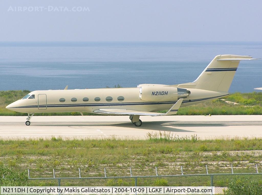 N211DH, 2000 Gulfstream Aerospace G-IV C/N 1432, taxiing for rwy32