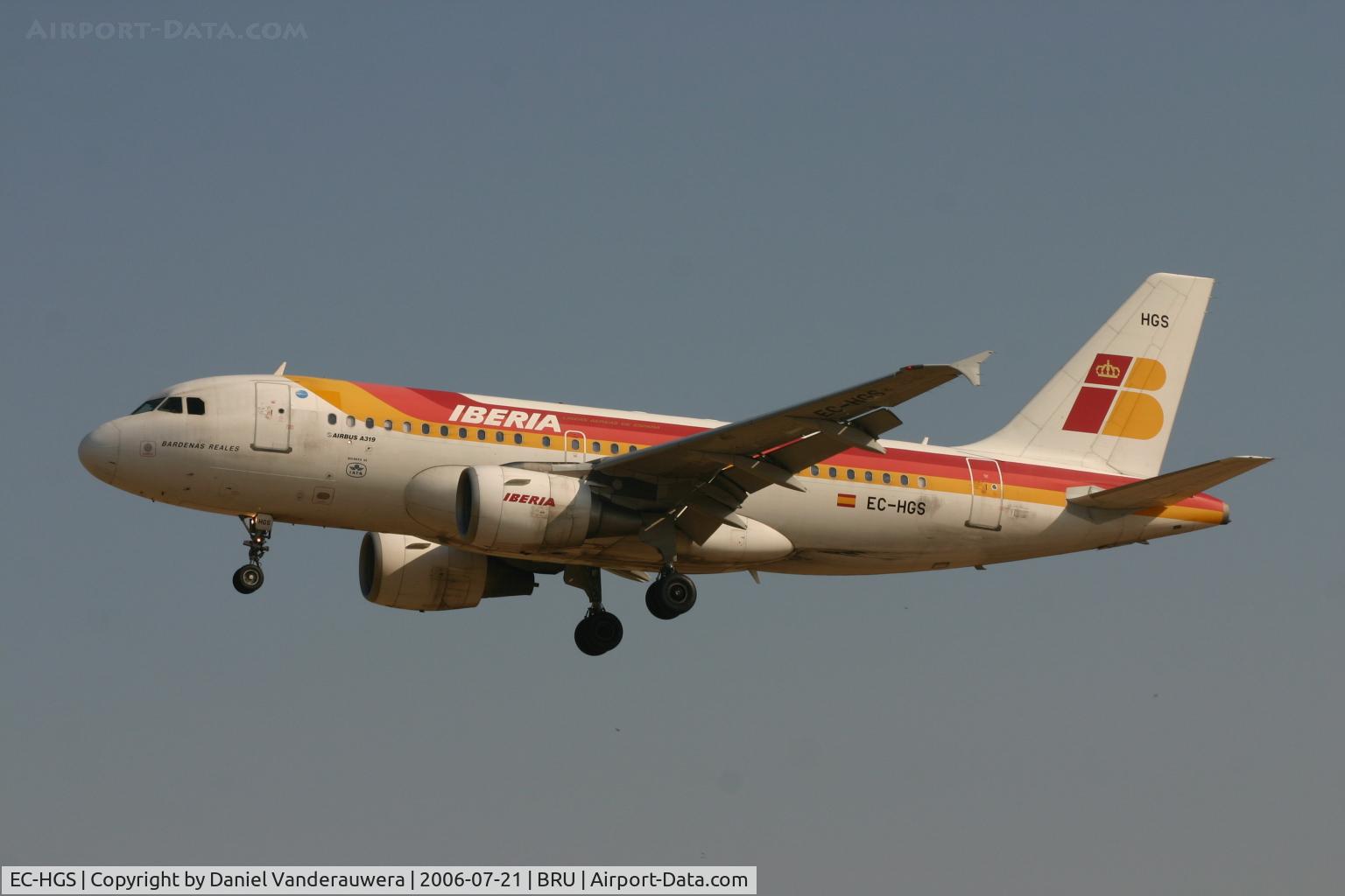 EC-HGS, 2000 Airbus A319-111 C/N 1180, BARDENAS REALES arrives rwy 25L