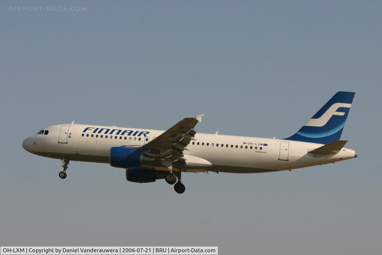 OH-LXM, 2003 Airbus A320-214 C/N 2154, short to land on rwy 25L