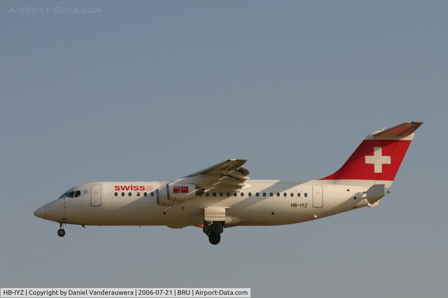 HB-IYZ, 1998 British Aerospace Avro 146-RJ100 C/N 0338, arrival of flight LX786