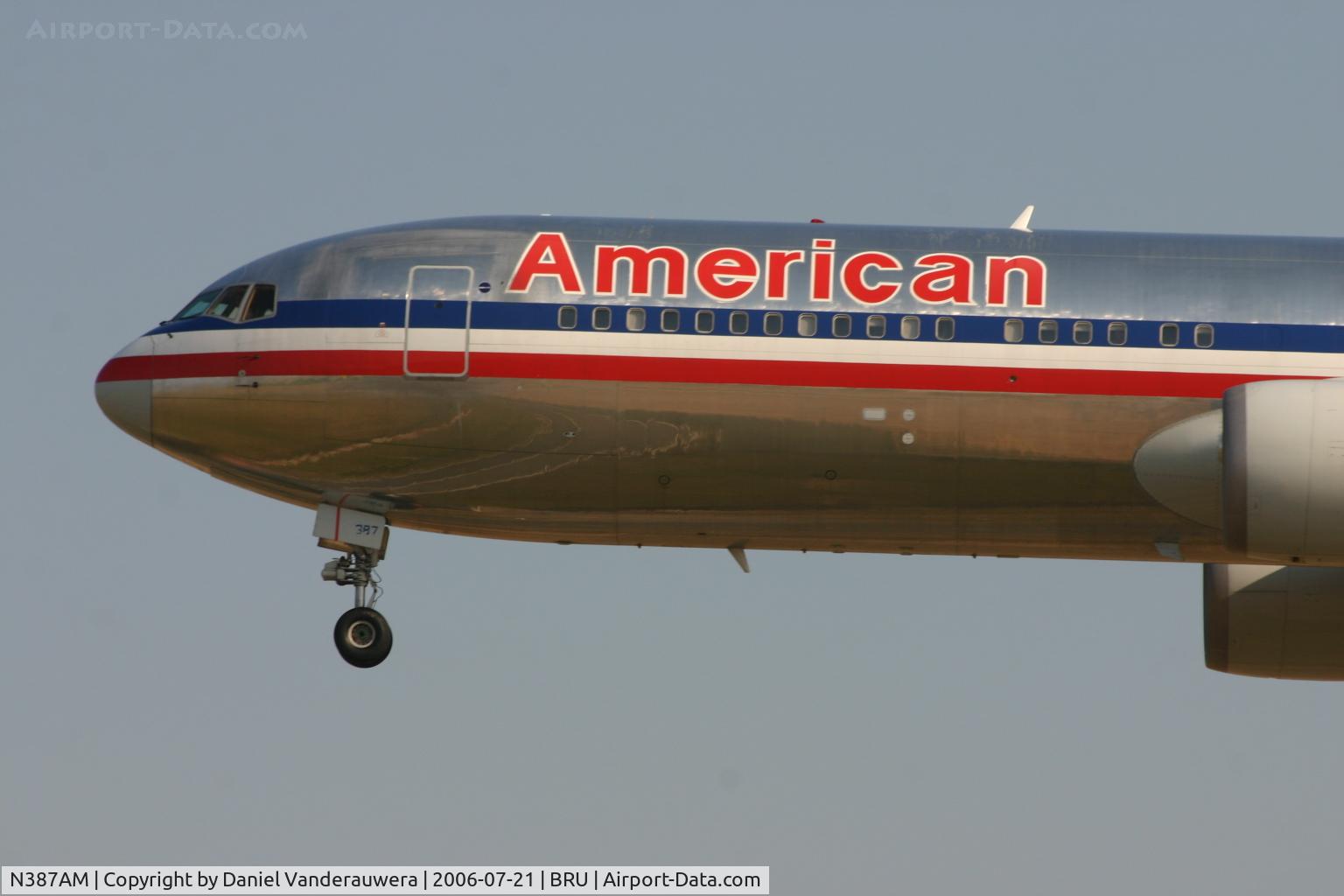 N387AM, 1994 Boeing 767-323 C/N 27184, arrival of flight AA088 from ORD