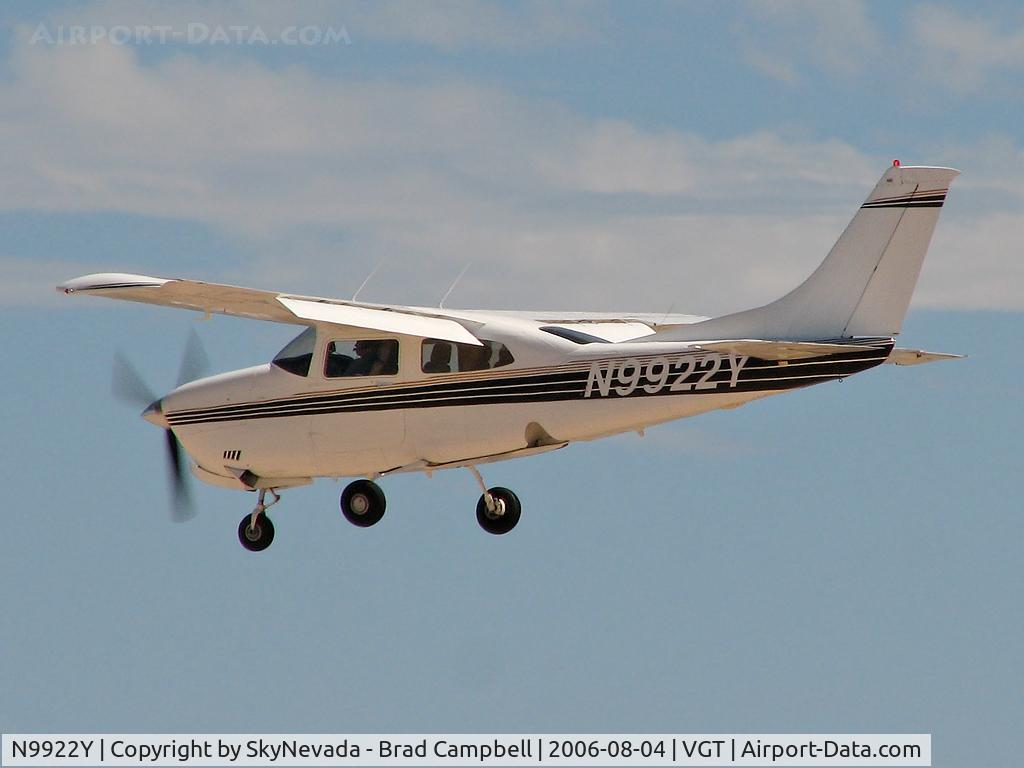 N9922Y, 1982 Cessna T210N Turbo Centurion C/N 21064640, Privately Owned / 1982 Cessna T210N - (Centurion) / Landing on RWY 7 into gusty winds.