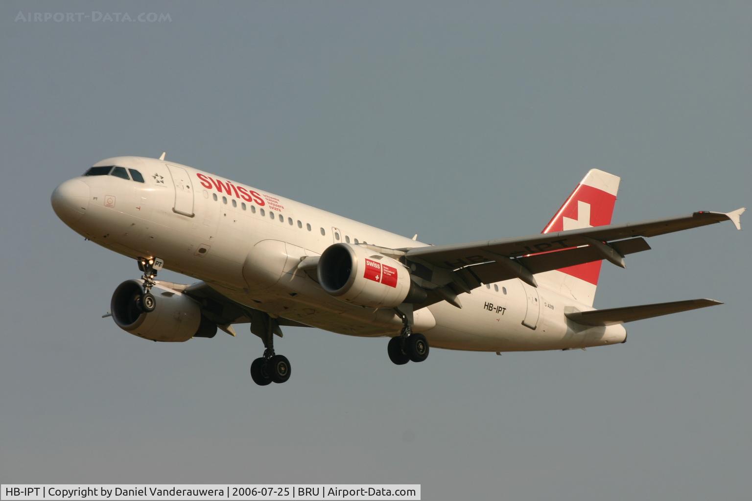 HB-IPT, 1997 Airbus A319-112 C/N 727, arrival of flight LX782 on rwy 02