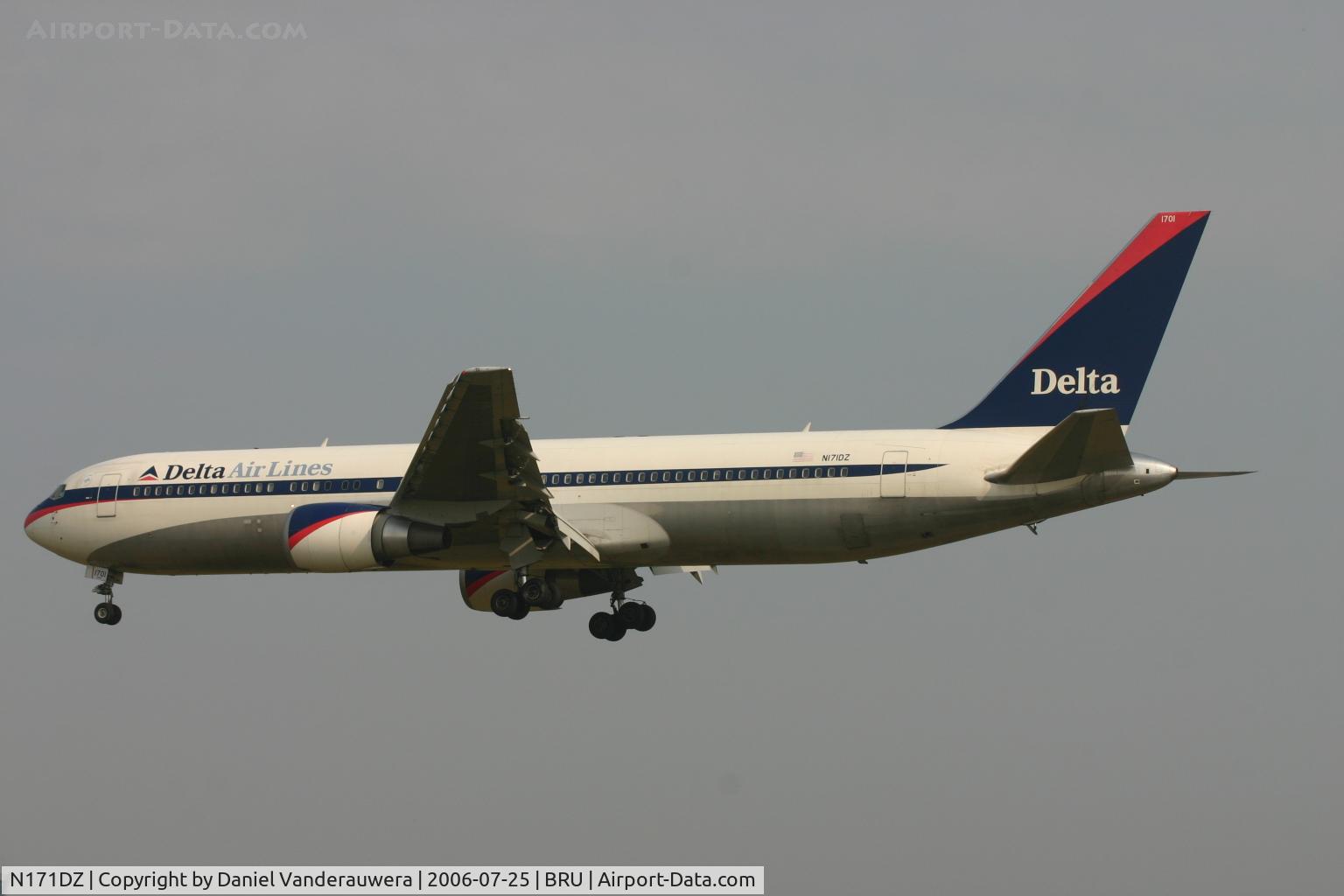N171DZ, 1998 Boeing 767-332 C/N 29690, arrival of flight DL140