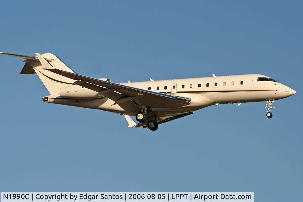 N1990C, 2005 Bombardier BD-700-1A11 Global 5000 C/N 9166, Arriving at Lis, with a beautiful light cover all fuselage.