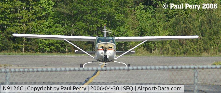 N9126C, 1978 Cessna R182 Skylane RG C/N R18200412, Taxiing in for a quick stop