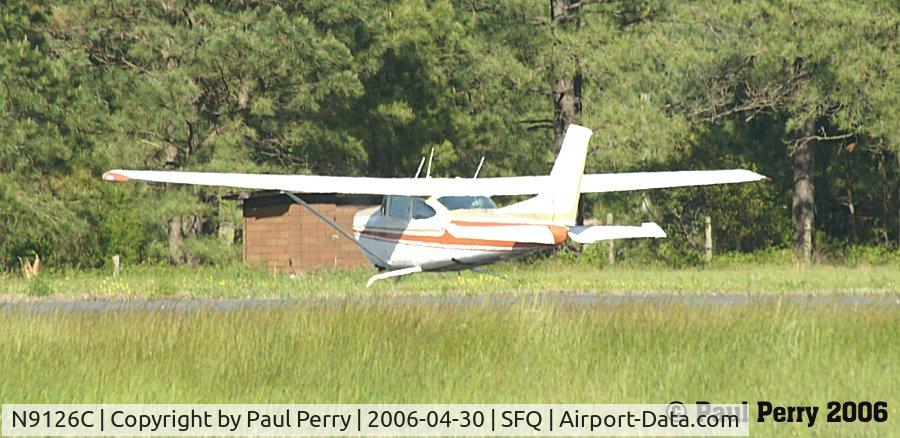 N9126C, 1978 Cessna R182 Skylane RG C/N R18200412, Quick turnaround in the searing sun, and she's off again