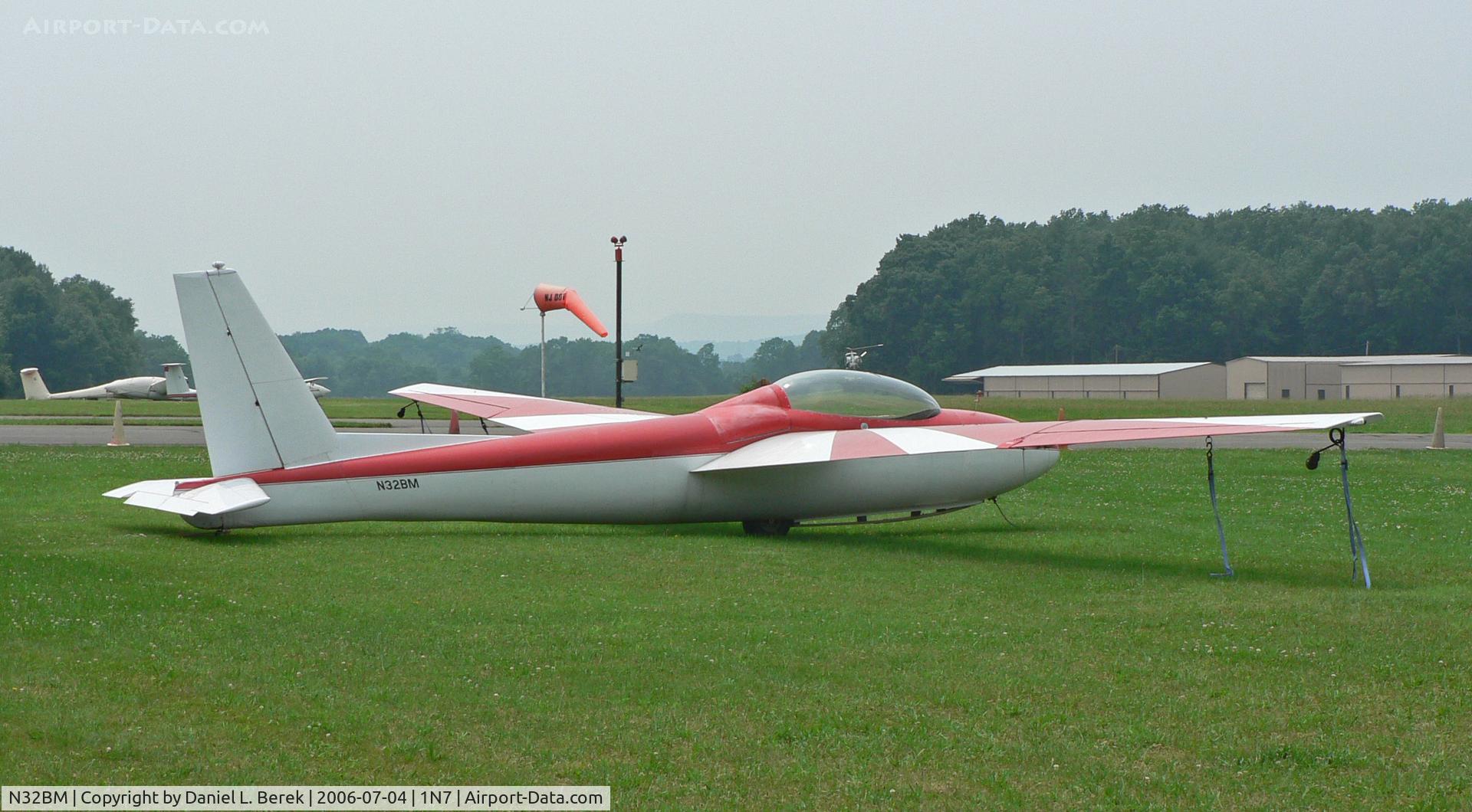 N32BM, 1966 Schweizer SGS 2-32 C/N 33, This 1966 Schweitzer was one of several sailplanes at Blairstown.