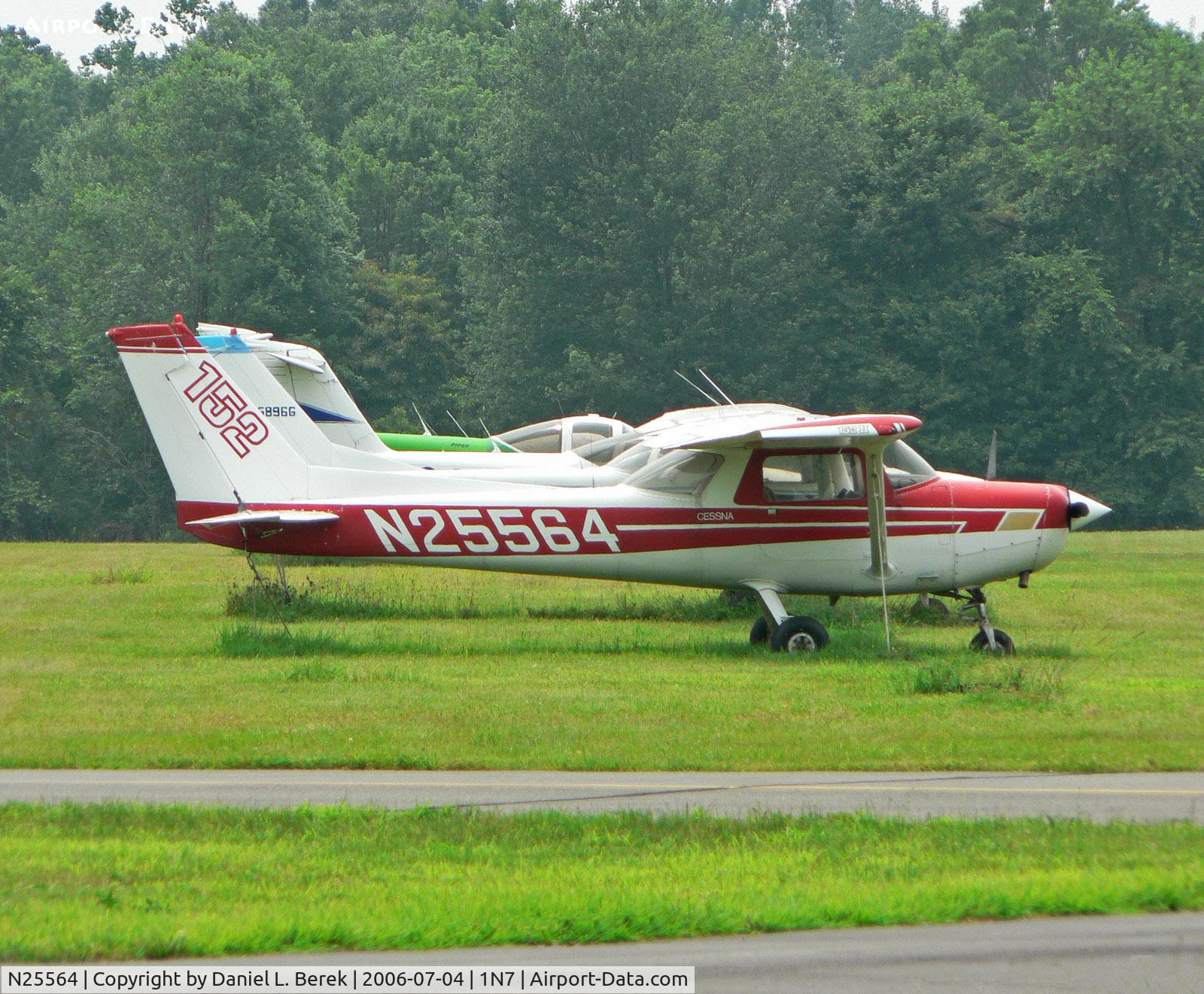 N25564, 1977 Cessna 152 C/N 15280732, A 1977 Cessna 152 heads up a line of aircraft at Blairstown.