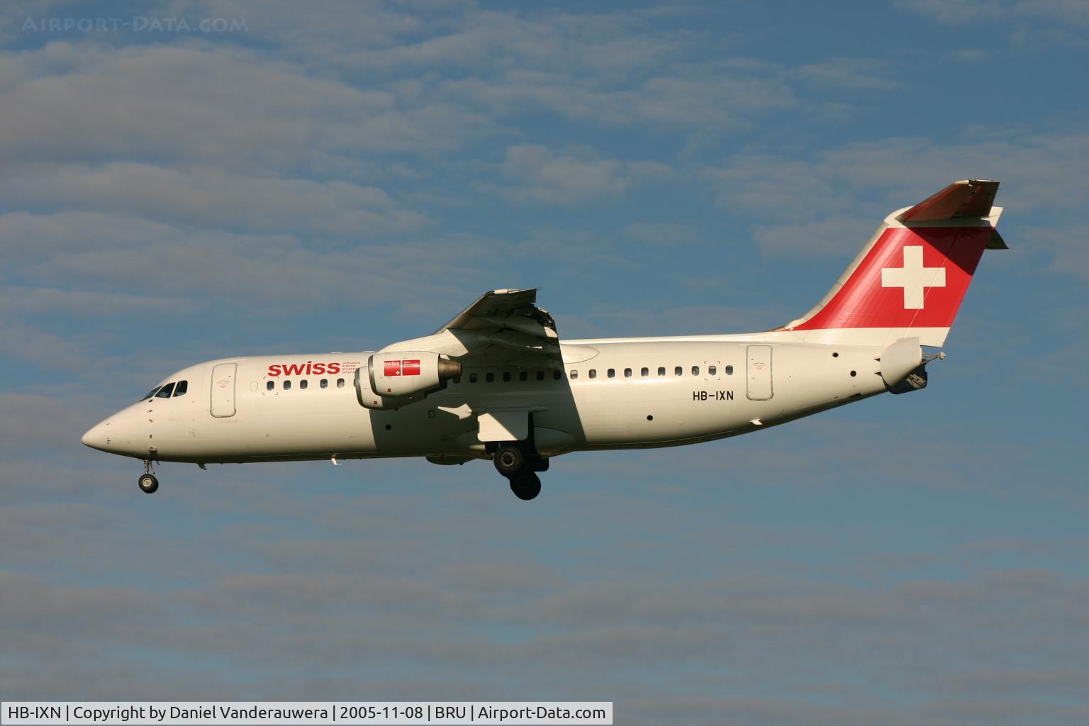 HB-IXN, 1996 British Aerospace Avro 146-RJ100 C/N E3286, short to land on rwy 25L