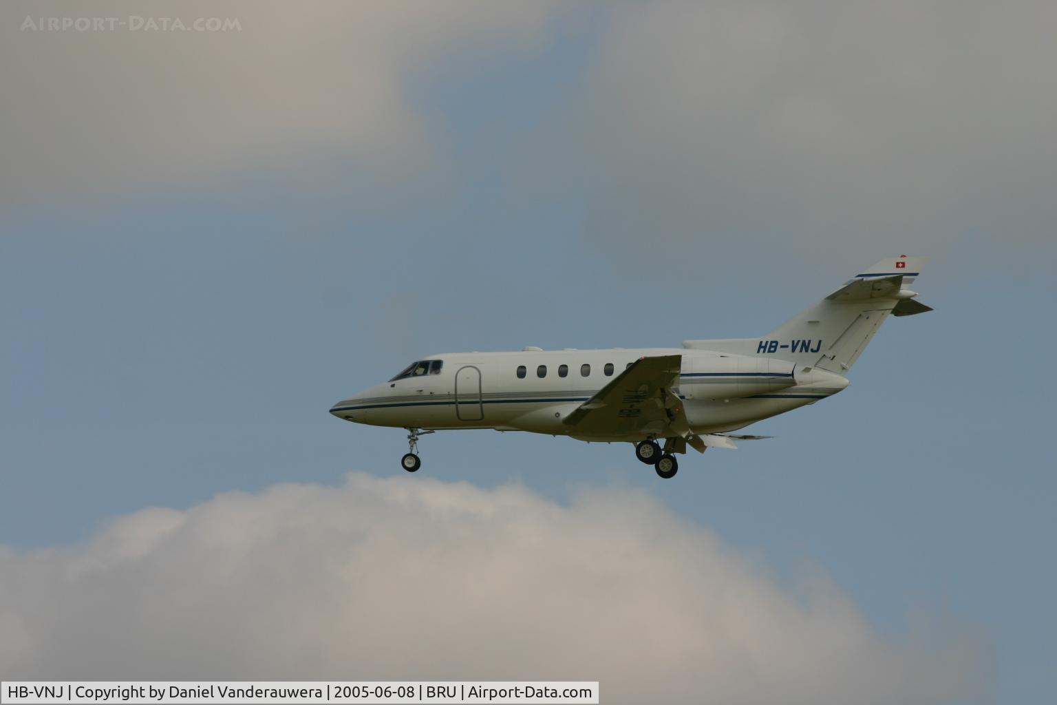 HB-VNJ, 2001 Raytheon Hawker 800XP C/N 258521, and where is the sun ?