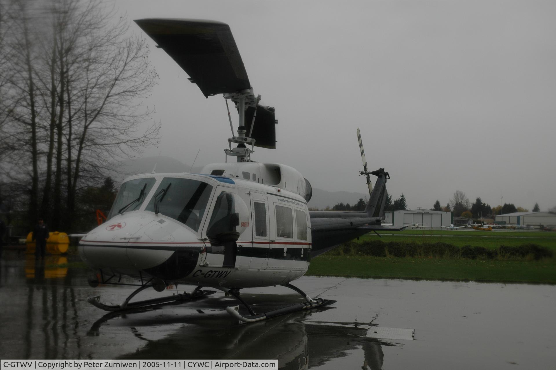 C-GTWV, Bell 214B-1 Biglifter C/N 28048, Ona rainy day in Chilliwack