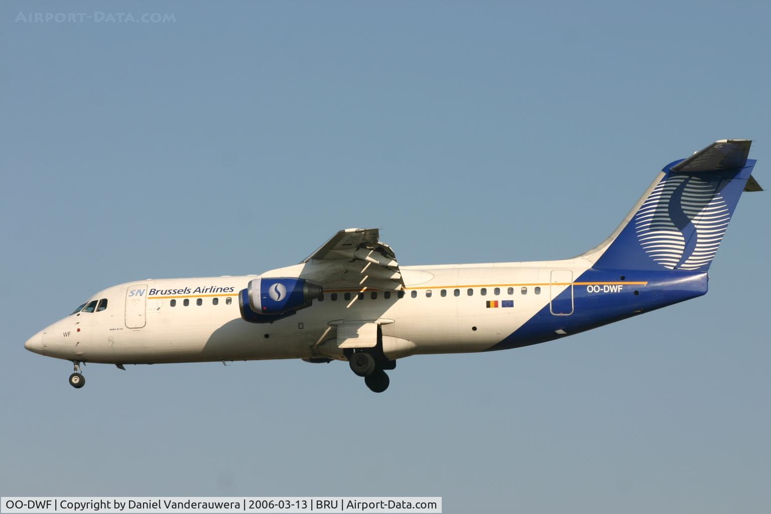 OO-DWF, 1998 British Aerospace Avro 146-RJ100 C/N E3332, descending to rwy 25L