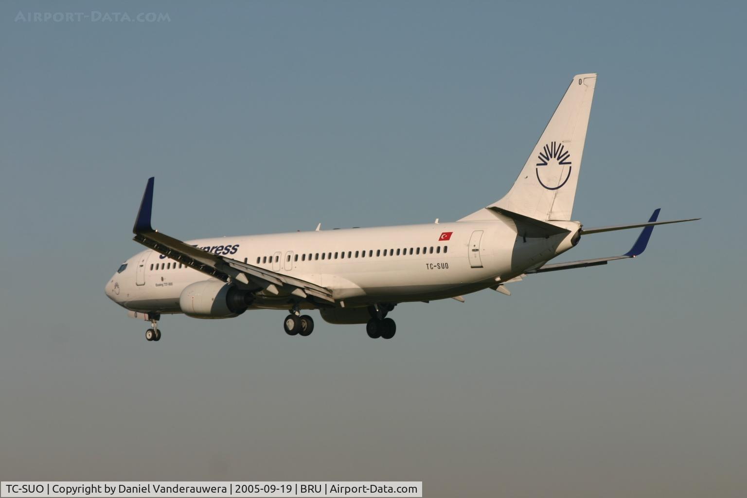 TC-SUO, 2001 Boeing 737-86Q C/N 30272, arrival on rwy 25L