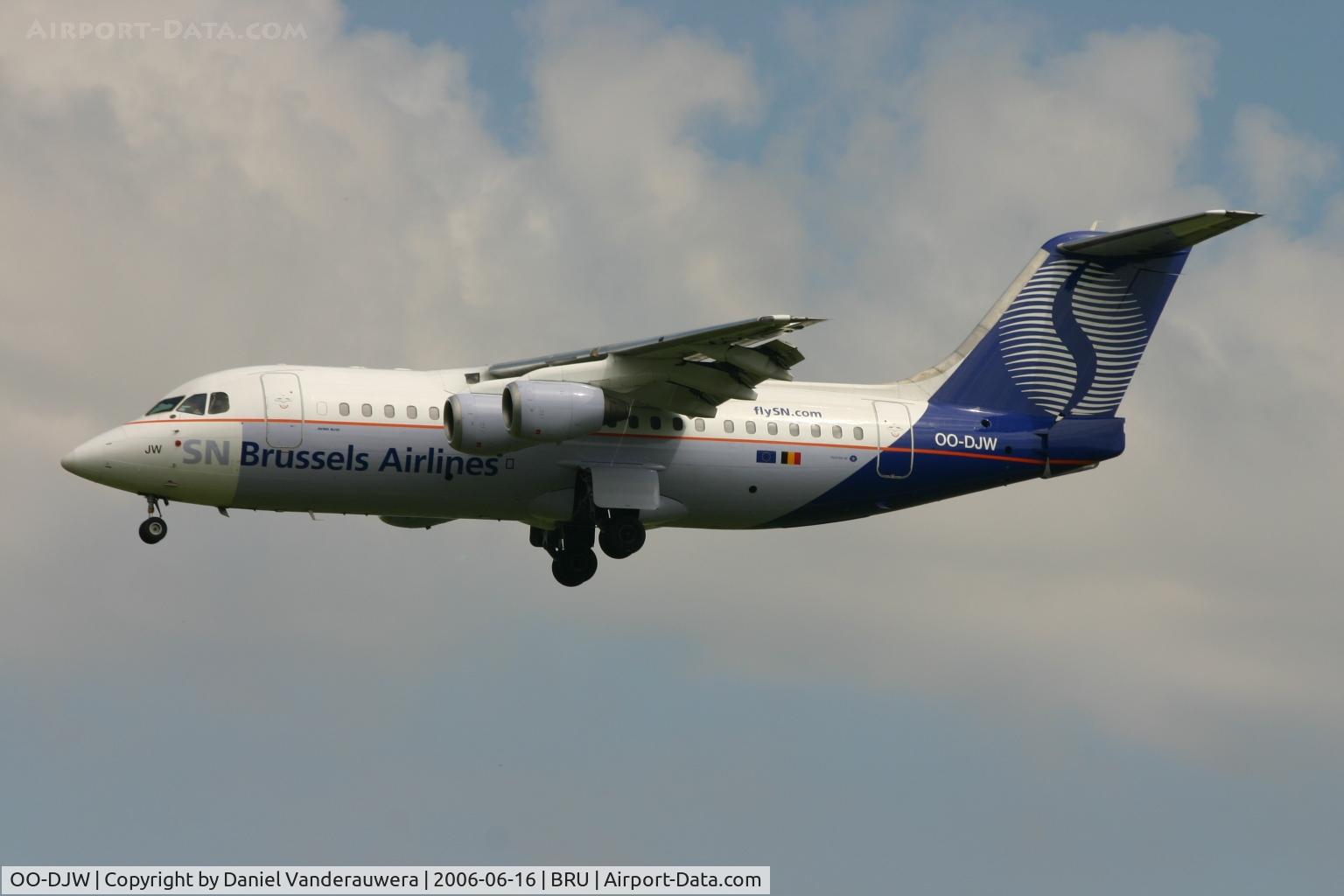 OO-DJW, 1996 British Aerospace Avro 146-RJ85 C/N E.2296, arrival to rwy 25L