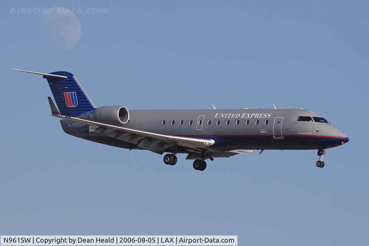 N961SW, 2003 Canadair CL-600-2B19 Regional Jet CRJ-200LR C/N 7857, United Express (operated by SkyWest) N961SW (FLT SKW6507) from Metropolitan Oakland Int'l (KOAK) on final approach to RWY 24R with the moon in the background.