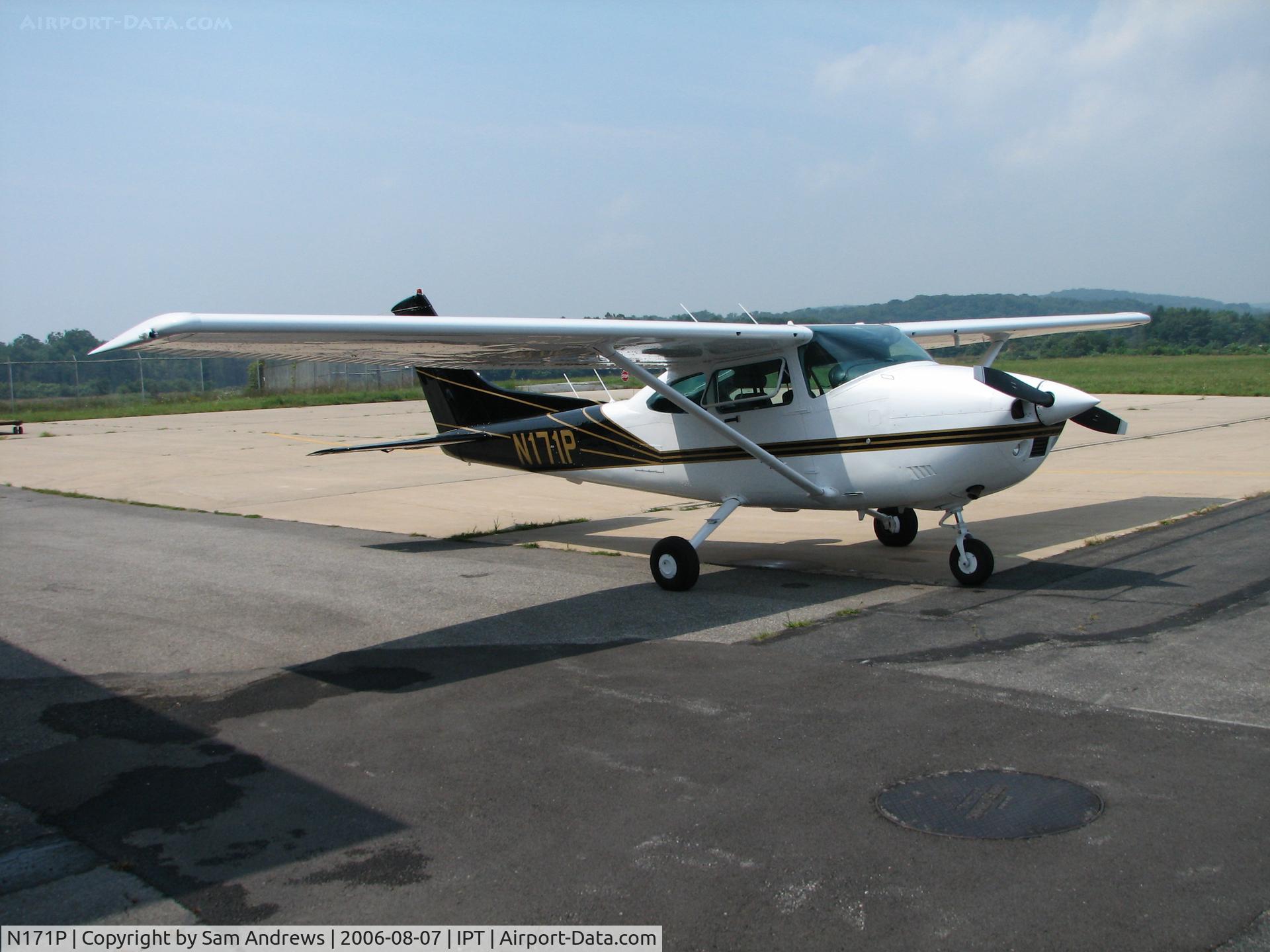 N171P, 1982 Cessna 182R Skylane C/N 182-68147, Just washed.