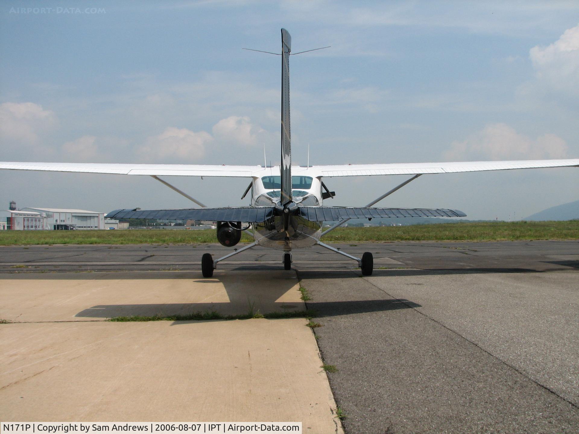 N171P, 1982 Cessna 182R Skylane C/N 182-68147, rear view