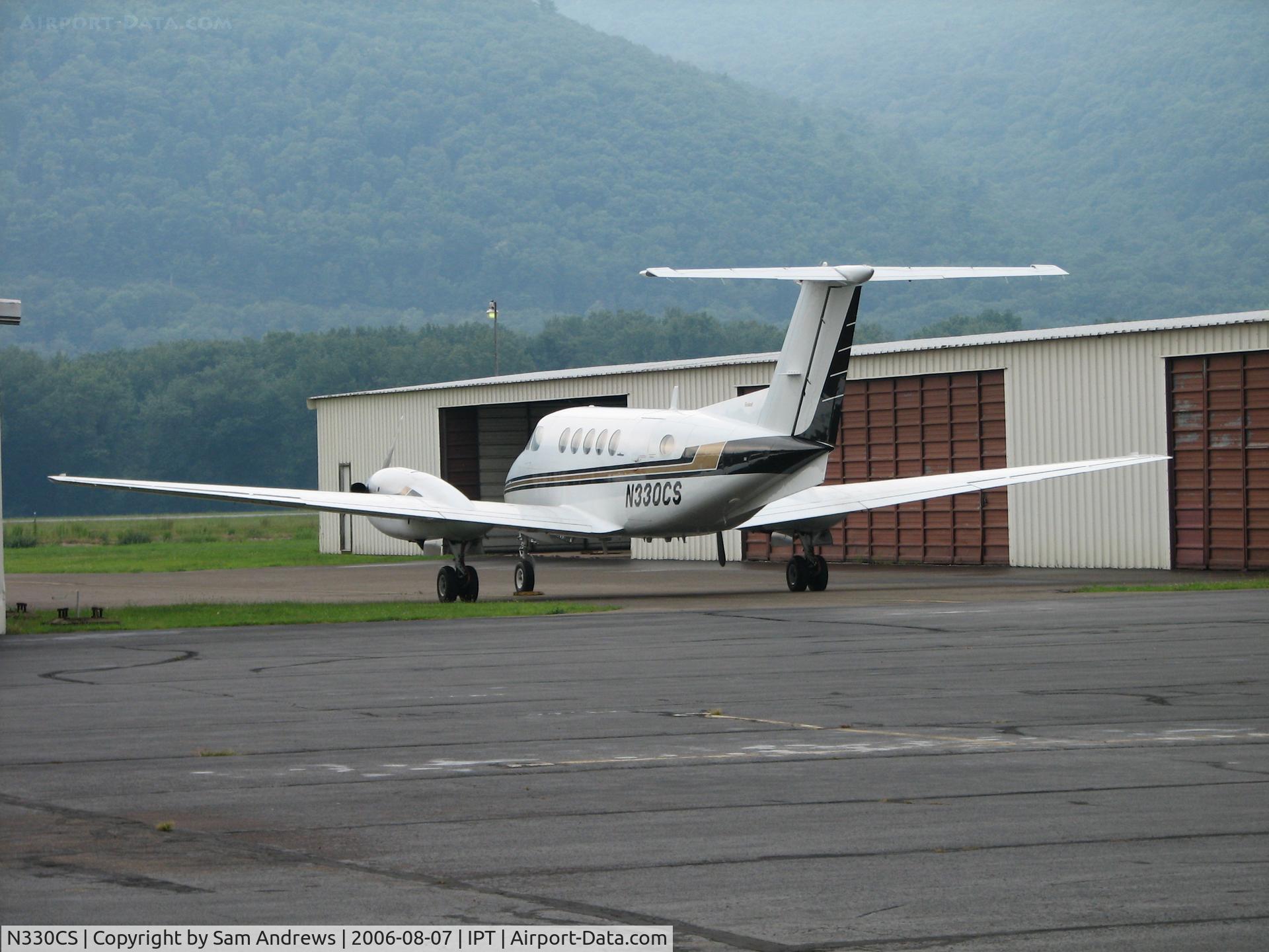 N330CS, 1989 Beech B200 King Air C/N BB-1337, Waiting to be pushed back into the hangar