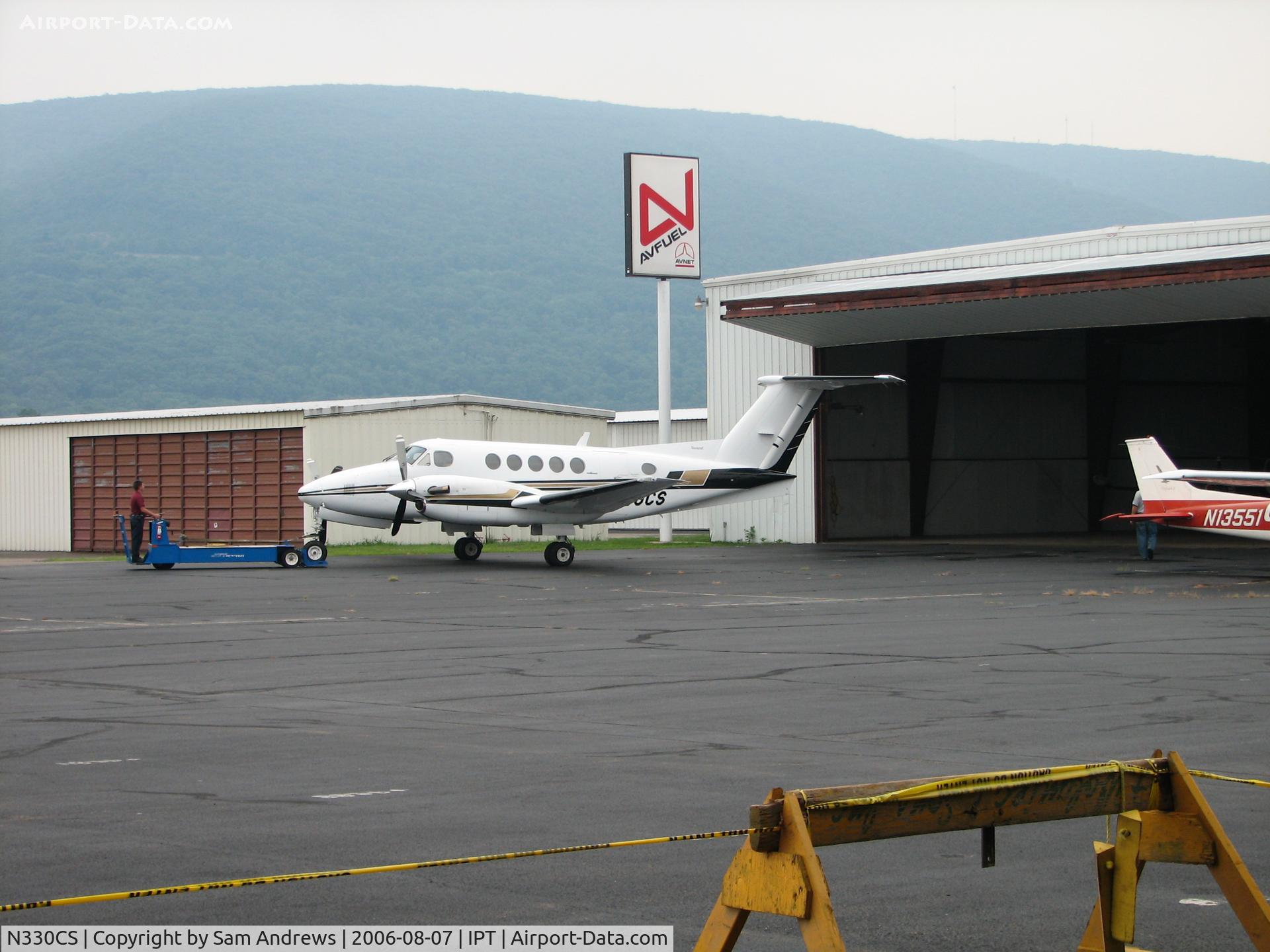 N330CS, 1989 Beech B200 King Air C/N BB-1337, On its way back into the hangar.