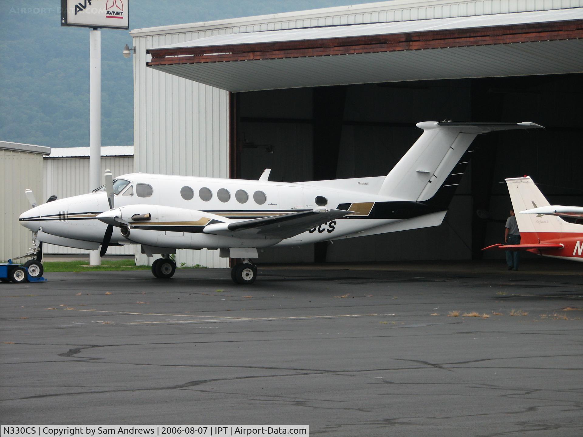 N330CS, 1989 Beech B200 King Air C/N BB-1337, Tails through.