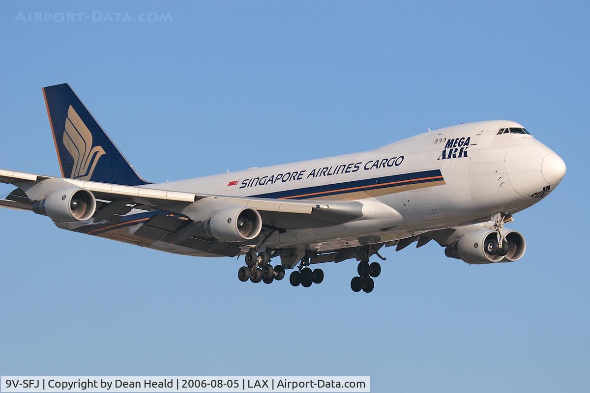 9V-SFJ, 2001 Boeing 747-412F/SCD C/N 26559, Singapore Airlines Cargo 9V-SFJ on final approach to RWY 24R.