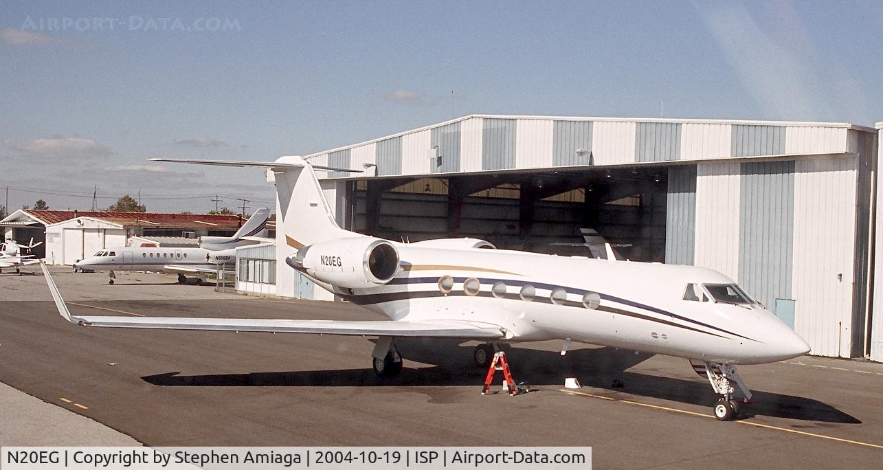 N20EG, 1999 Bombardier BD-700-1A10 Global Express C/N 9038, EG gets a landing light replaced on the A&P ramp....