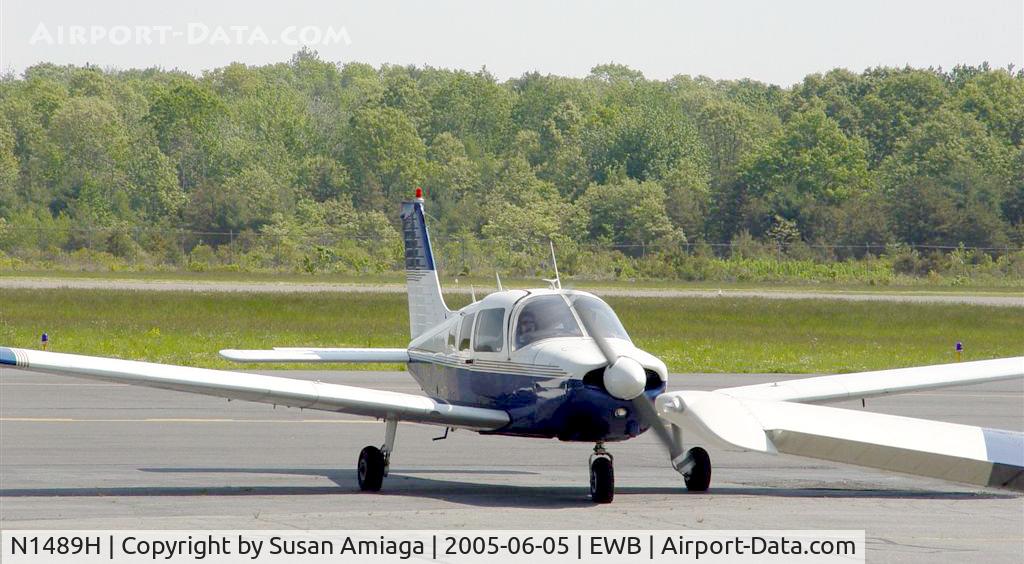 N1489H, 1977 Piper PA-28-181 C/N 28-7790315, Taxiing into the Sandpiper Ramp...Cheap Gas!