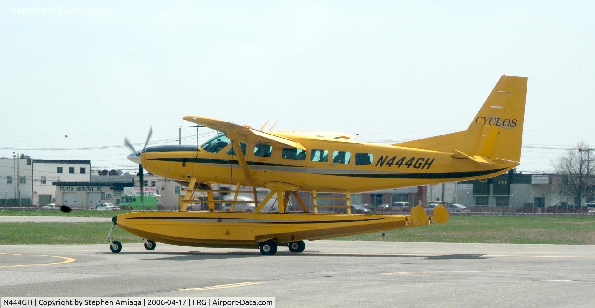N444GH, 2002 Cessna 208 Caravan 1 Amphibian C/N 20800355, GH taxis to the active, RWY 1
