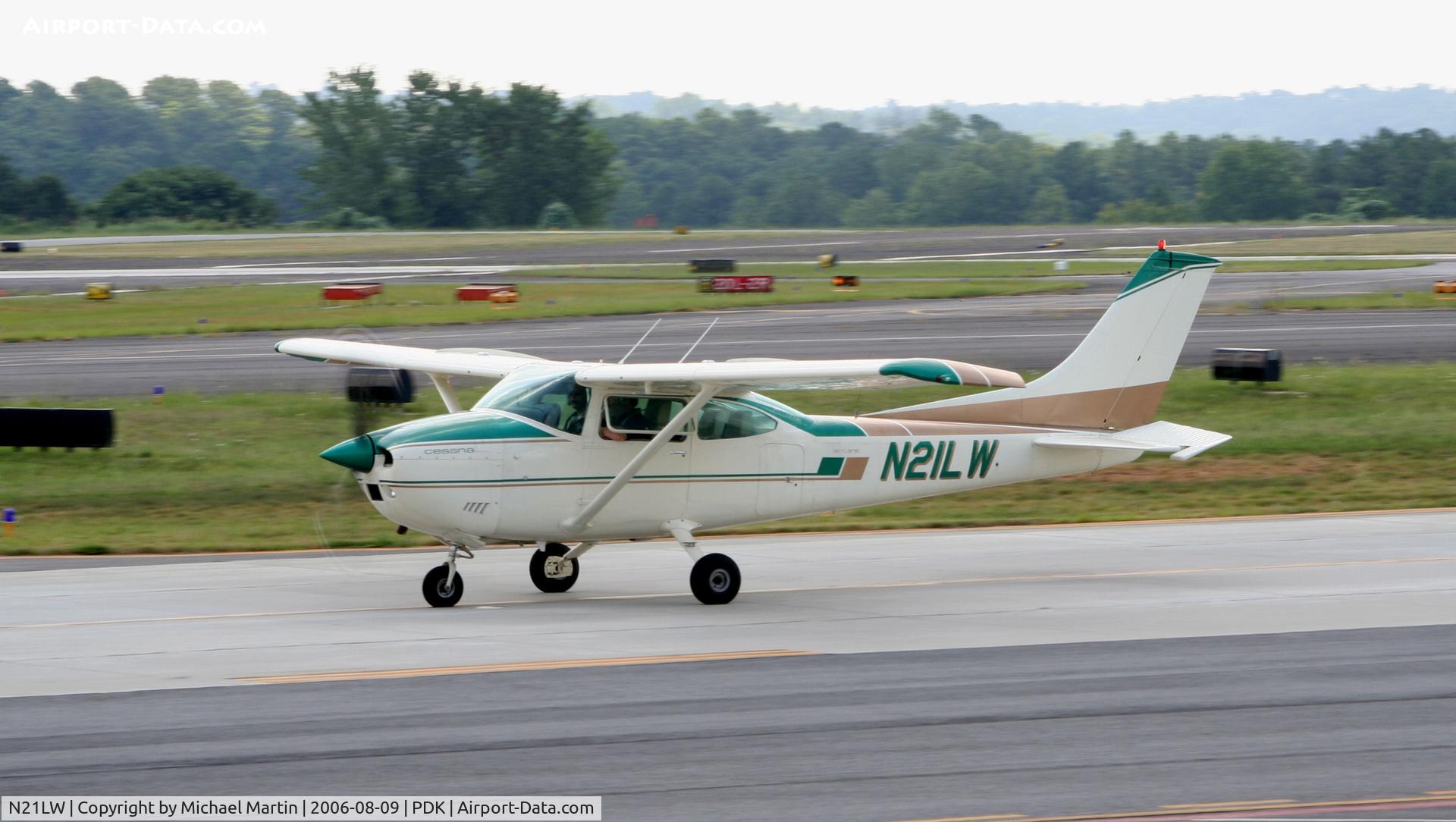 N21LW, 1973 Cessna 182P Skylane C/N 18261932, Taxing back from flight