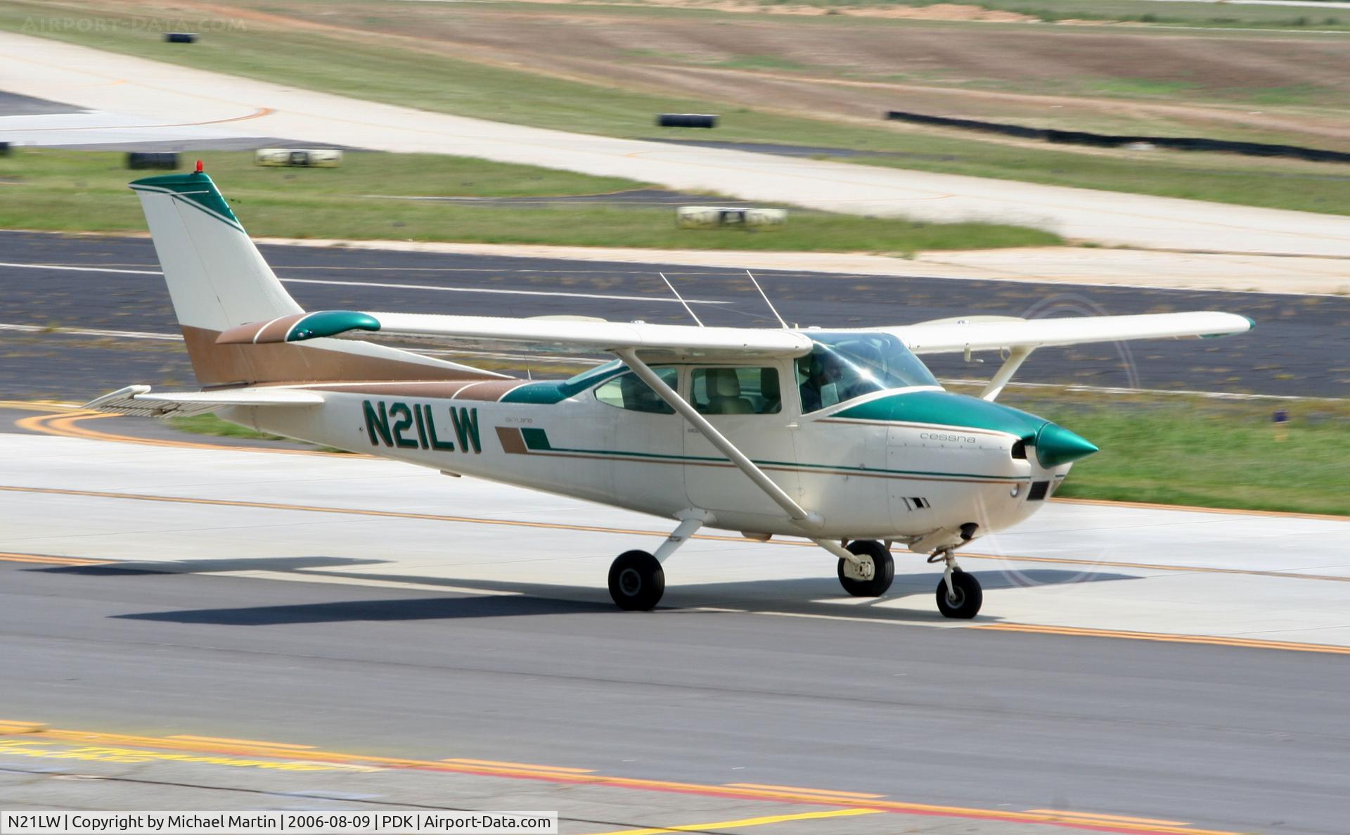 N21LW, 1973 Cessna 182P Skylane C/N 18261932, Taxing to Runway 2L