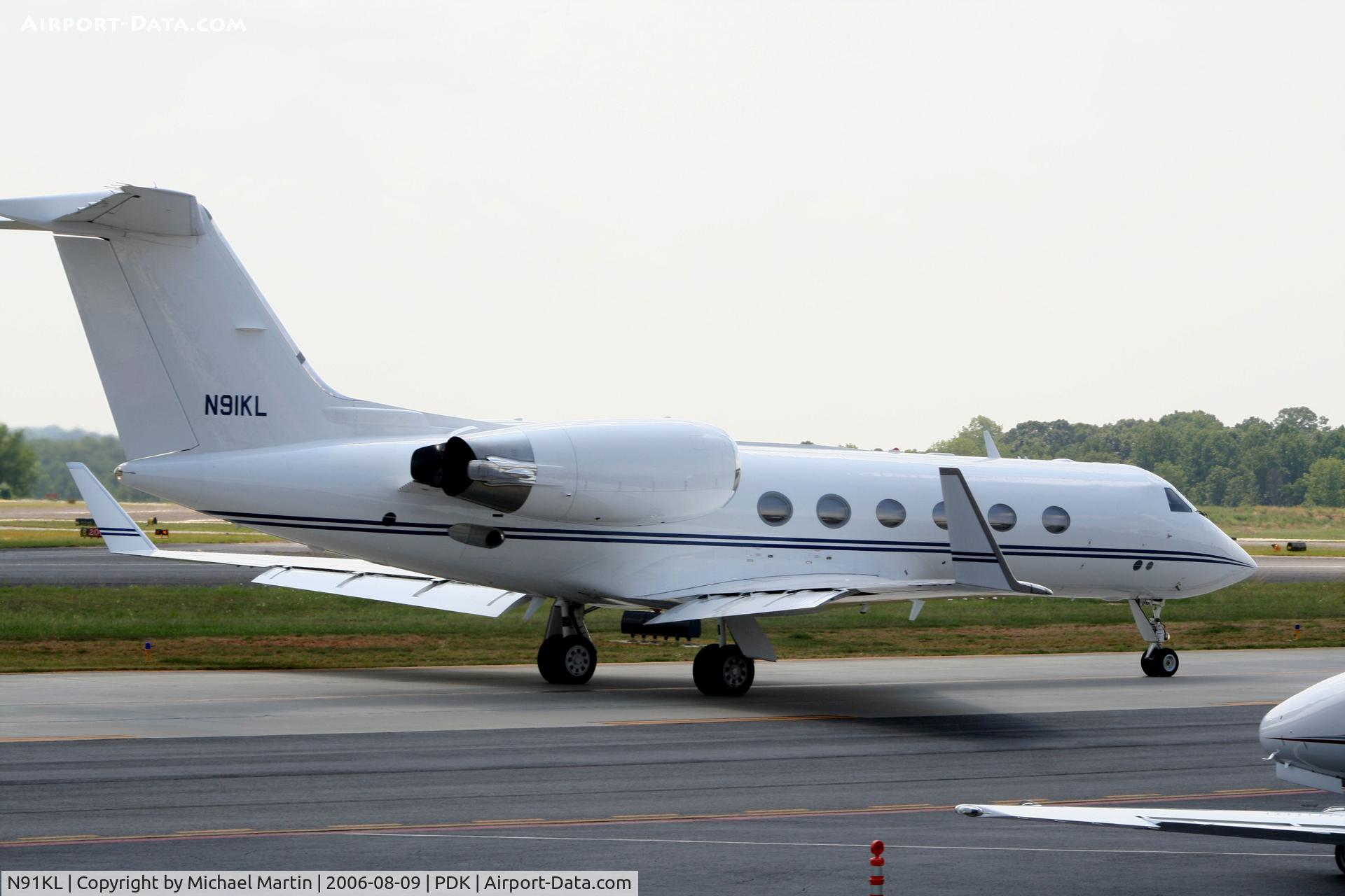 N91KL, 2003 Gulfstream Aerospace Gulfstream IV C/N 1507, Taxing to Runway 2R