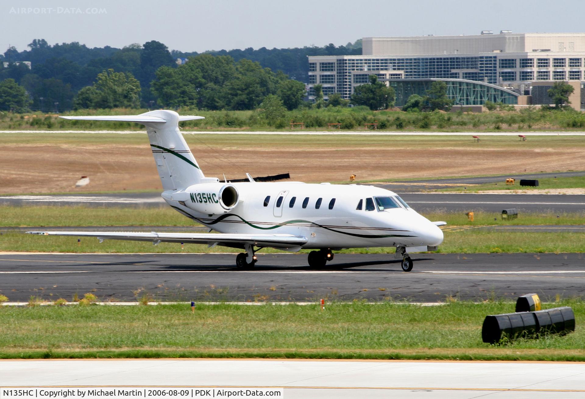 N135HC, 2000 Cessna 650 Citation VII C/N 650-7117, Taxing from Signature Air