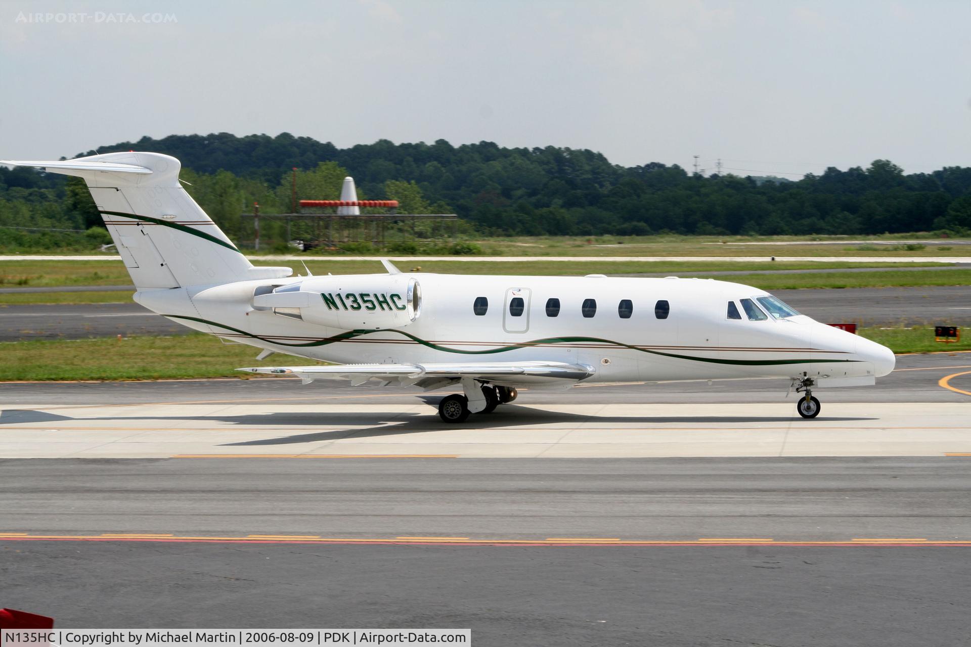 N135HC, 2000 Cessna 650 Citation VII C/N 650-7117, Taxing to Runway 2R