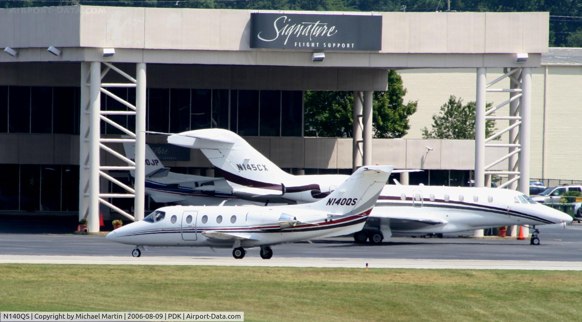 N140QS, 2005 Beech 400A Beechjet C/N RK-406, NetJet taxing to Signature Air
