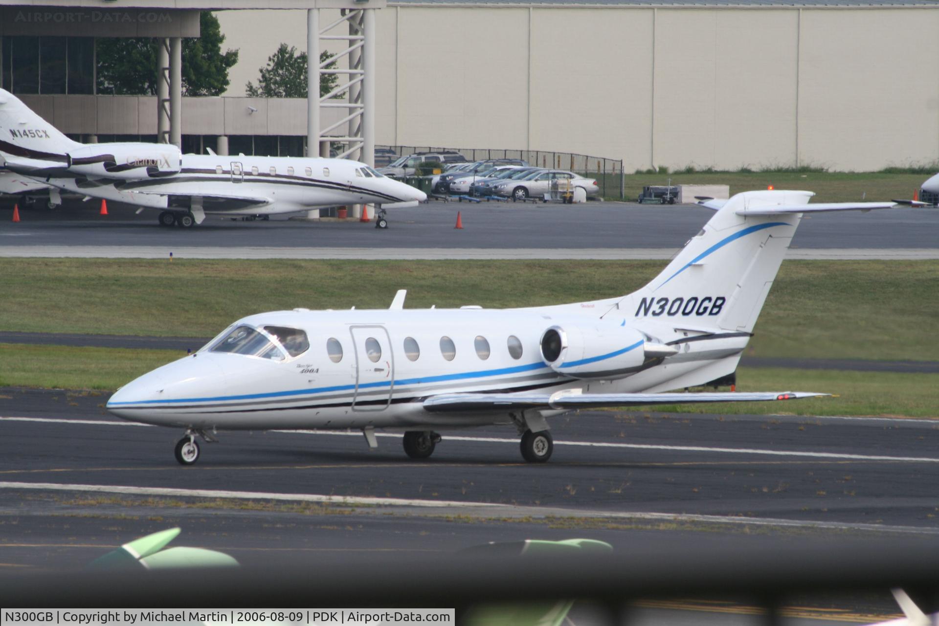 N300GB, 1999 Raytheon Aircraft Company 400A C/N RK-262, Taxing to Epps Air Service