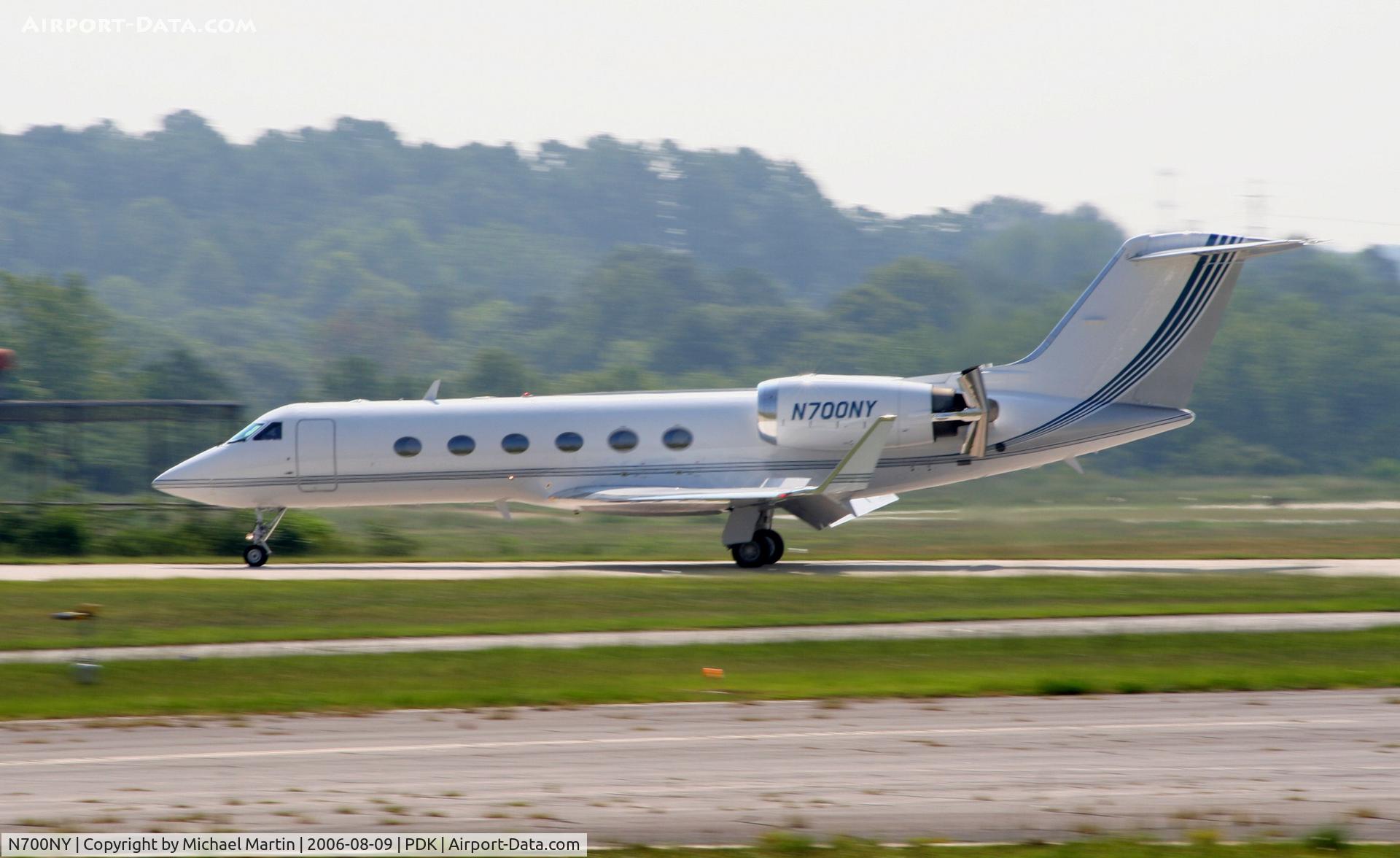 N700NY, 2001 Gulfstream Aerospace G-IV C/N 1468, Landing 2R with airbrakes extended