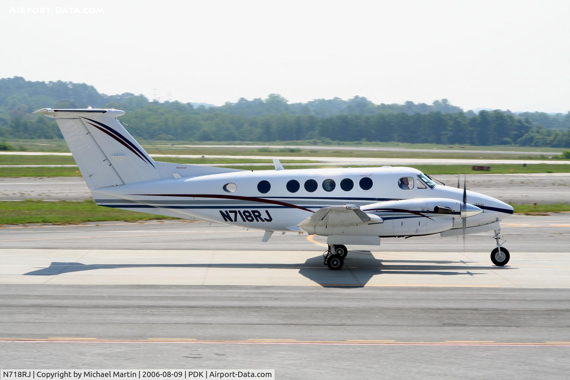 N718RJ, 1997 Raytheon Aircraft Company B200 C/N BB-1597, Taxing to Runway 2R