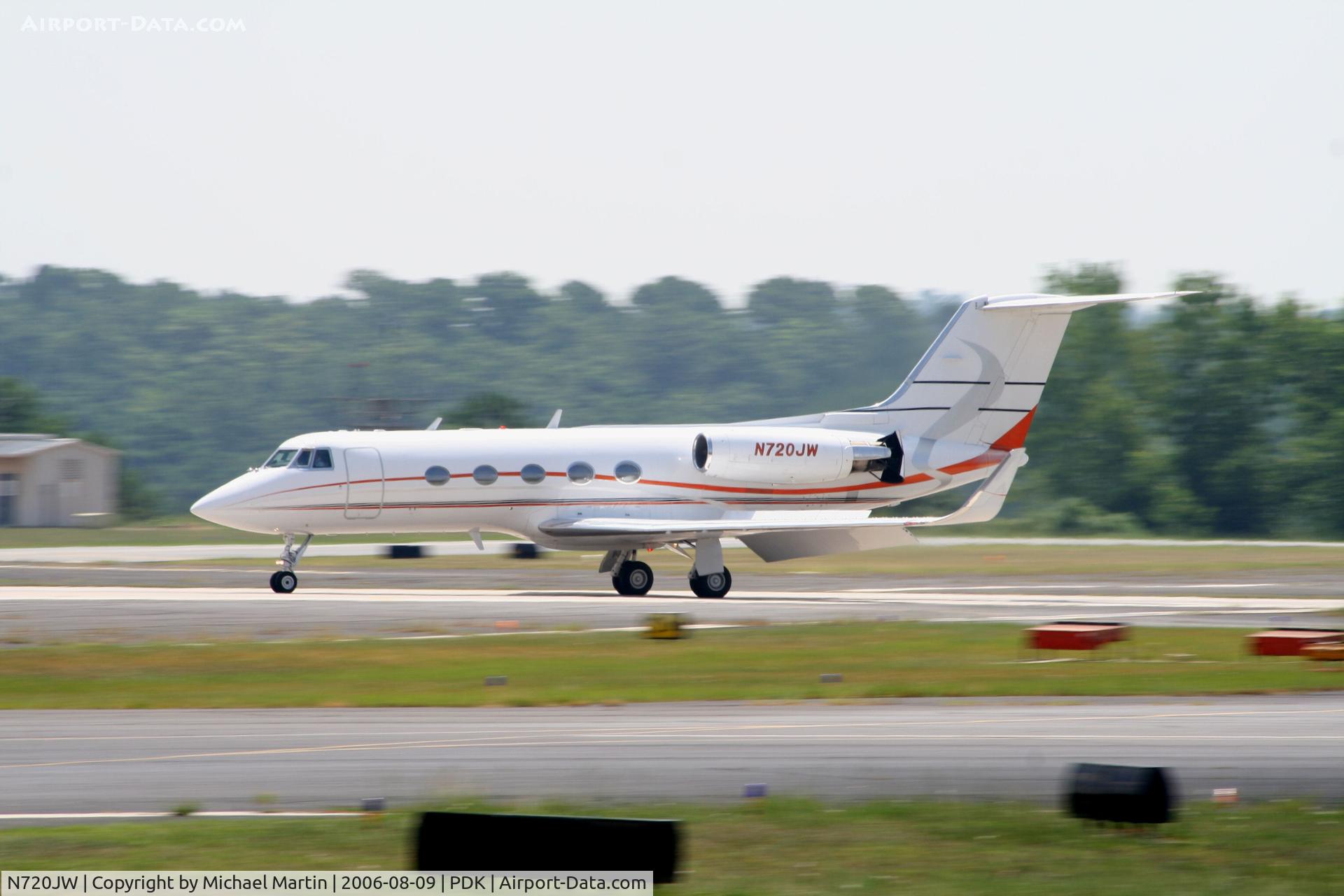 N720JW, 1976 Grumman G-1159 Gulfstream II C/N 178, Landing Runway 2R