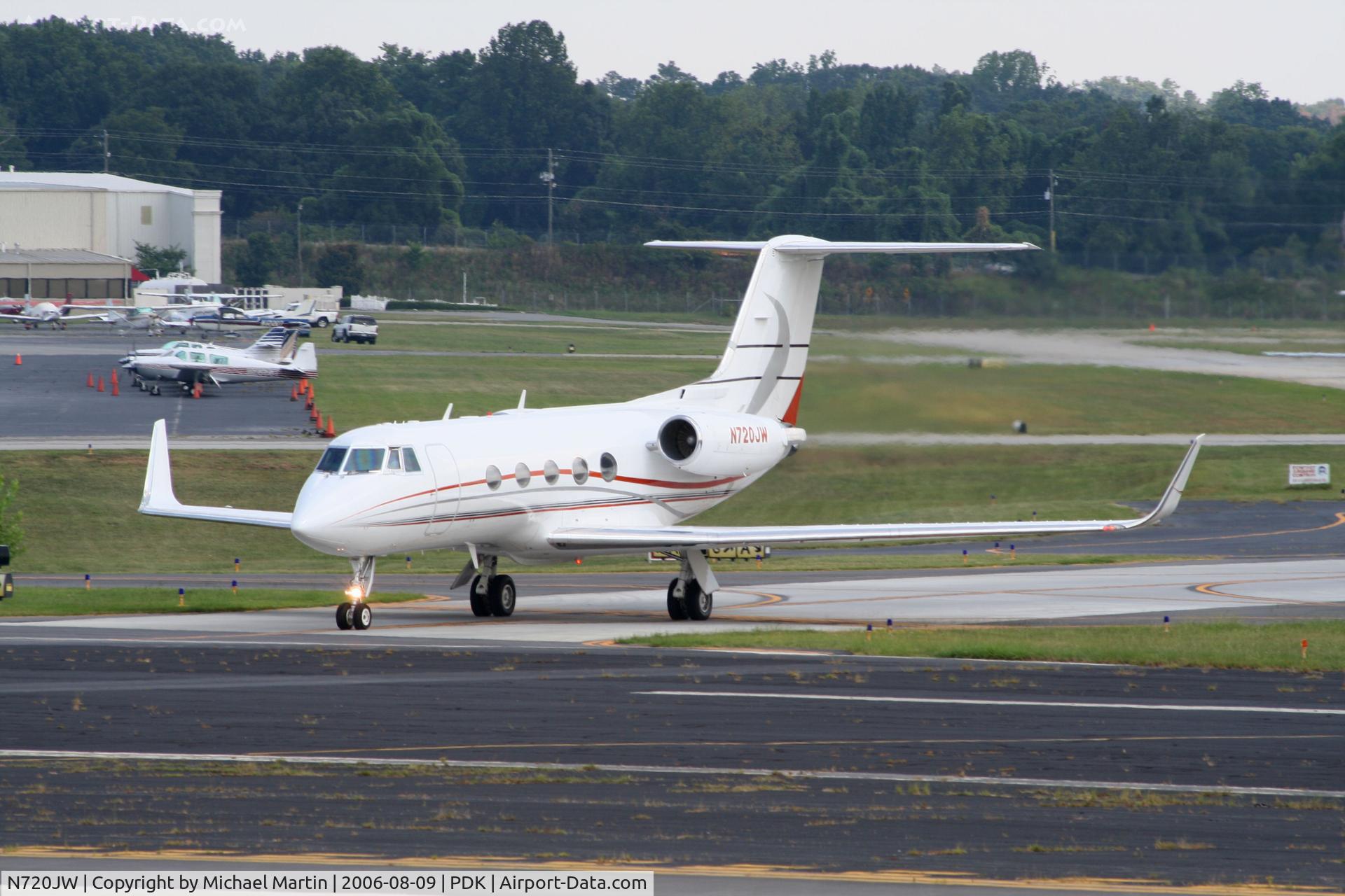 N720JW, 1976 Grumman G-1159 Gulfstream II C/N 178, Taxing to Epps Air Service