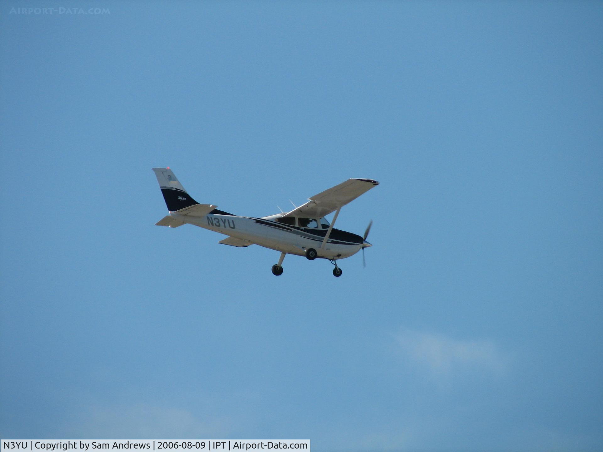 N3YU, 2004 Cessna 182T Skylane C/N 18281453, took this one while she was on final from a cemetary about 1 mile SE of the field.