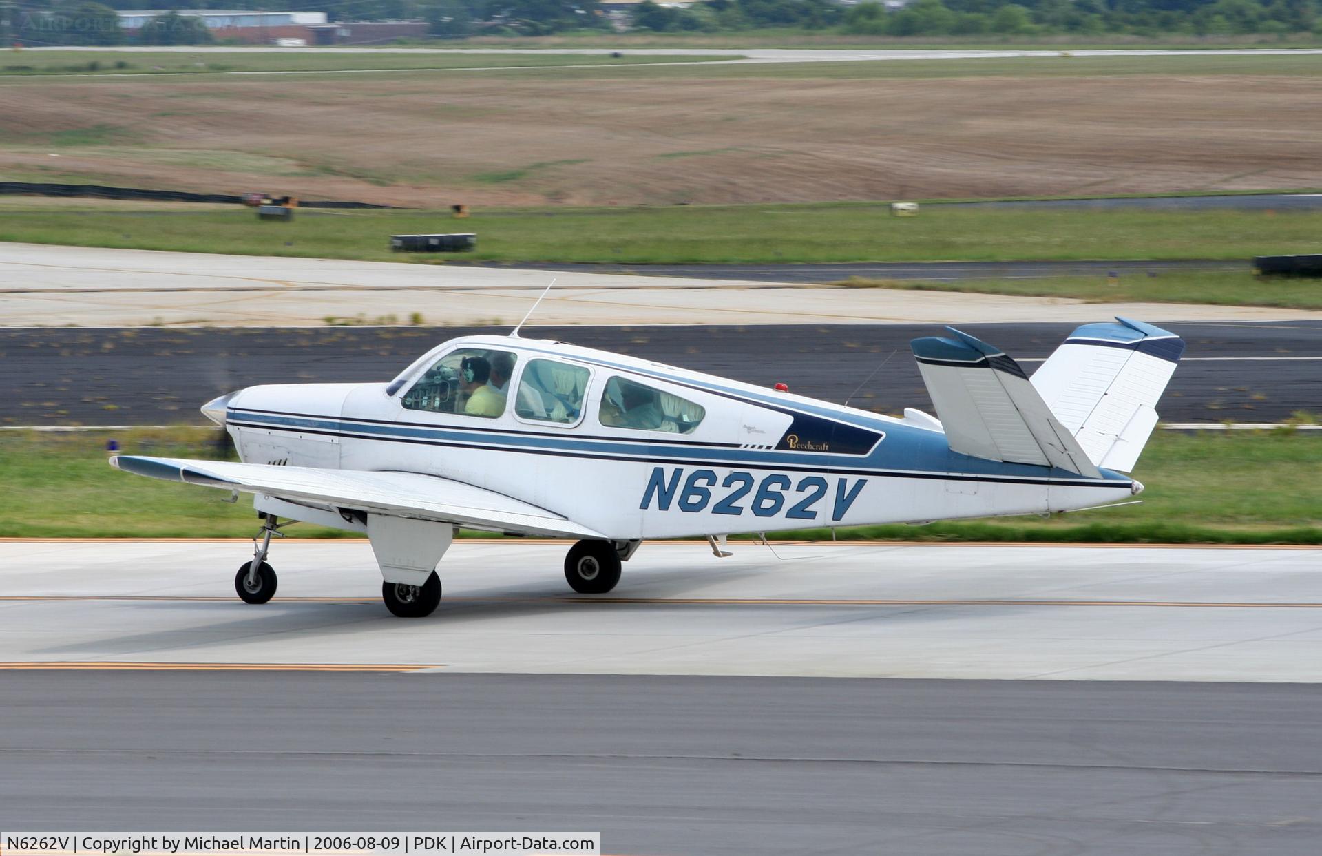 N6262V, 1967 Beech V35 Bonanza C/N D-8592, Taxing to Epps Air Service